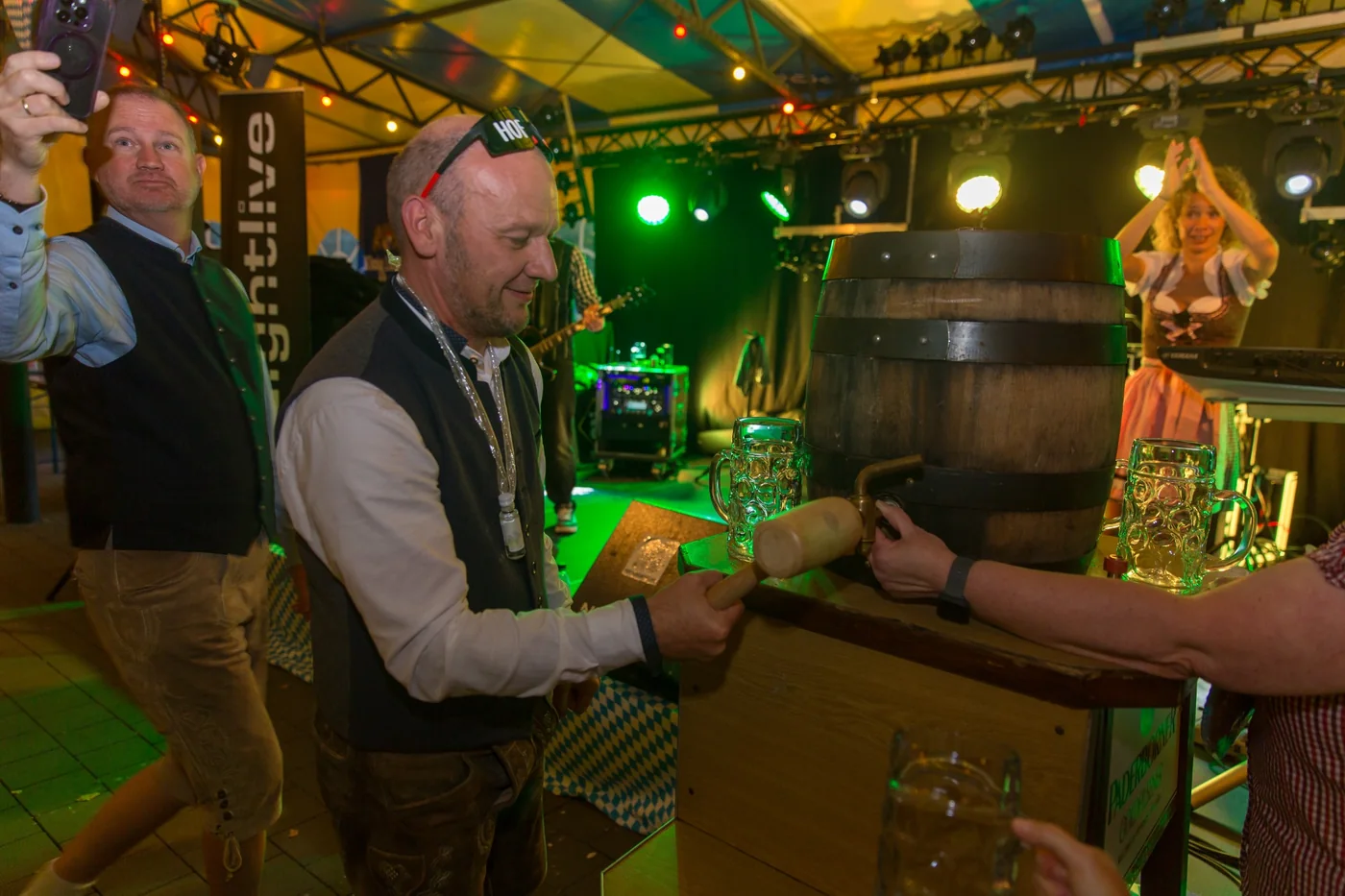 Fassanstich in festlicher Stimmung