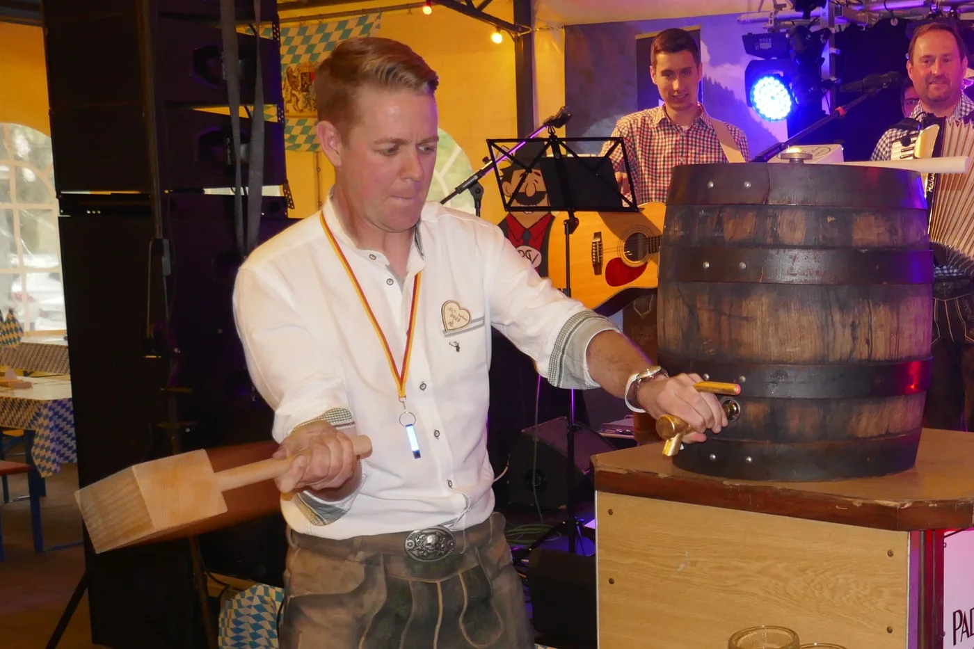 Fassanstich mit Musik im Hintergrund