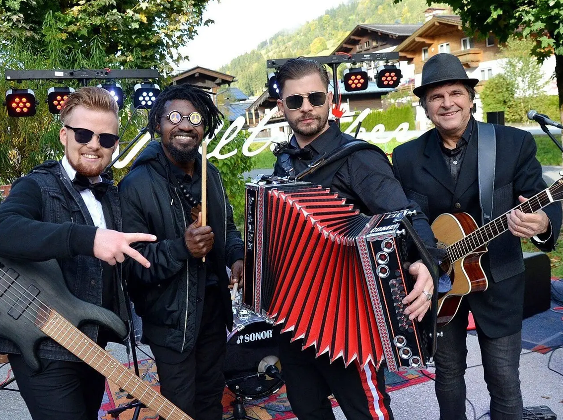Die Wadeltreiber mit Akkordeon, Gitarren und Schlagzeug